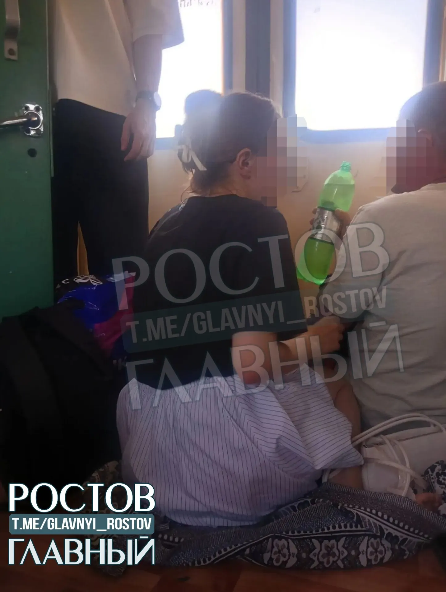 Пассажиры сообщают о сильной переполненности электричек по направлению Ростов — Ейск: многие вынуждены стоять, страдают дети и пожилые люди, а в вагонах не работает кондиционер.