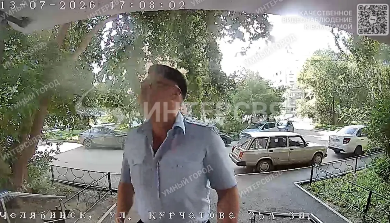 Урбанист Михаил Попов сообщил о попытке визита полиции, опубликовал снимок с капельницей и шейным фиксатором, а затем перестал отвечать на сообщения.