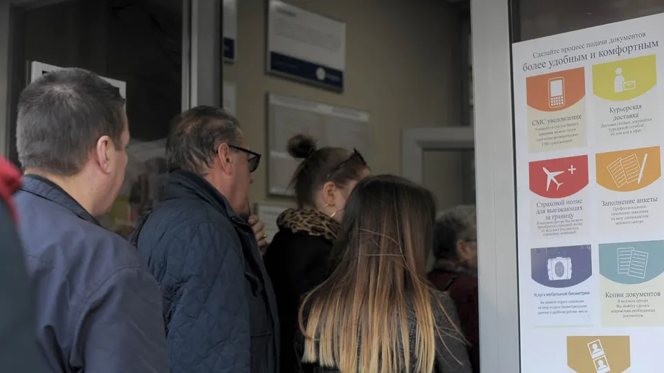Туроператоры отмечают увеличение доли отказов при выдаче виз в Грецию и значительное удлинение сроков рассмотрения — от двух–трёх недель до полутора месяцев. Отказы наблюдаются даже при полном пакете документов.