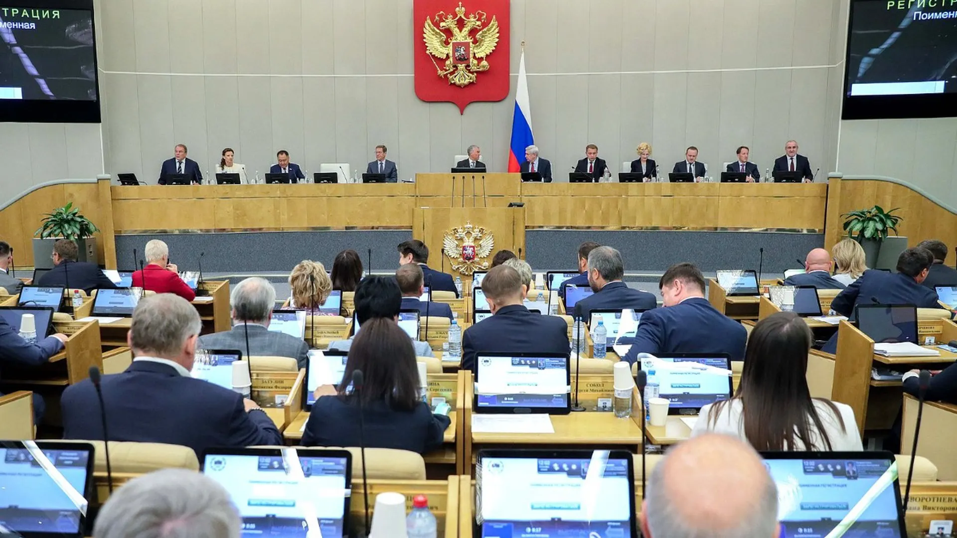 Совет Госдумы включил в повестку заседания 22 июля два законопроекта о запретах для лиц, находящихся за рубежом и уклоняющихся от исполнения наказания. Законы могут пройти ускоренно; в проекте — запреты на онлайн‑банкинг, госуслуги, часть консульских услуг, регистрация недвижимости и другие меры. Ведение реестра поручено Минюсту.