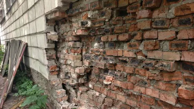Родители воспитанников детсада №375 сообщили, что в помещении бассейна отвалилась часть кирпичной кладки. Они требуют ремонта до начала учебного процесса, подчёркивая важность безопасности детей.