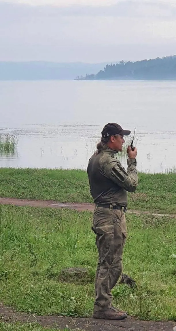 В православном семейном лагере «Архангел» более 300 детей и их родителей сочетали молитву с военной подготовкой: строевая и огневая подготовка, физические занятия и учеба в поиске маячков. Организатор — священник, вернувшийся с службы в Украине.
