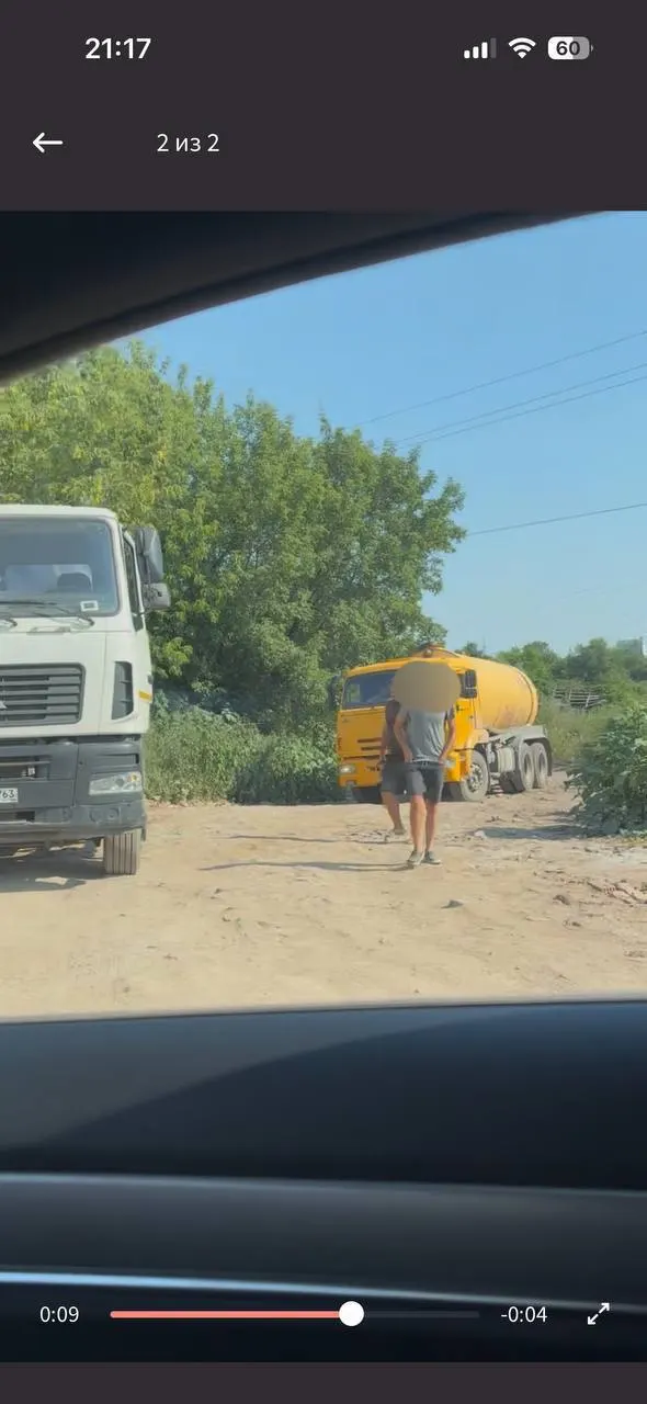 Возле гаражей жилого комплекса неизвестные вывозят и сливают отходы — в районе стоит сильный запах, а местные власти пока не реагируют.