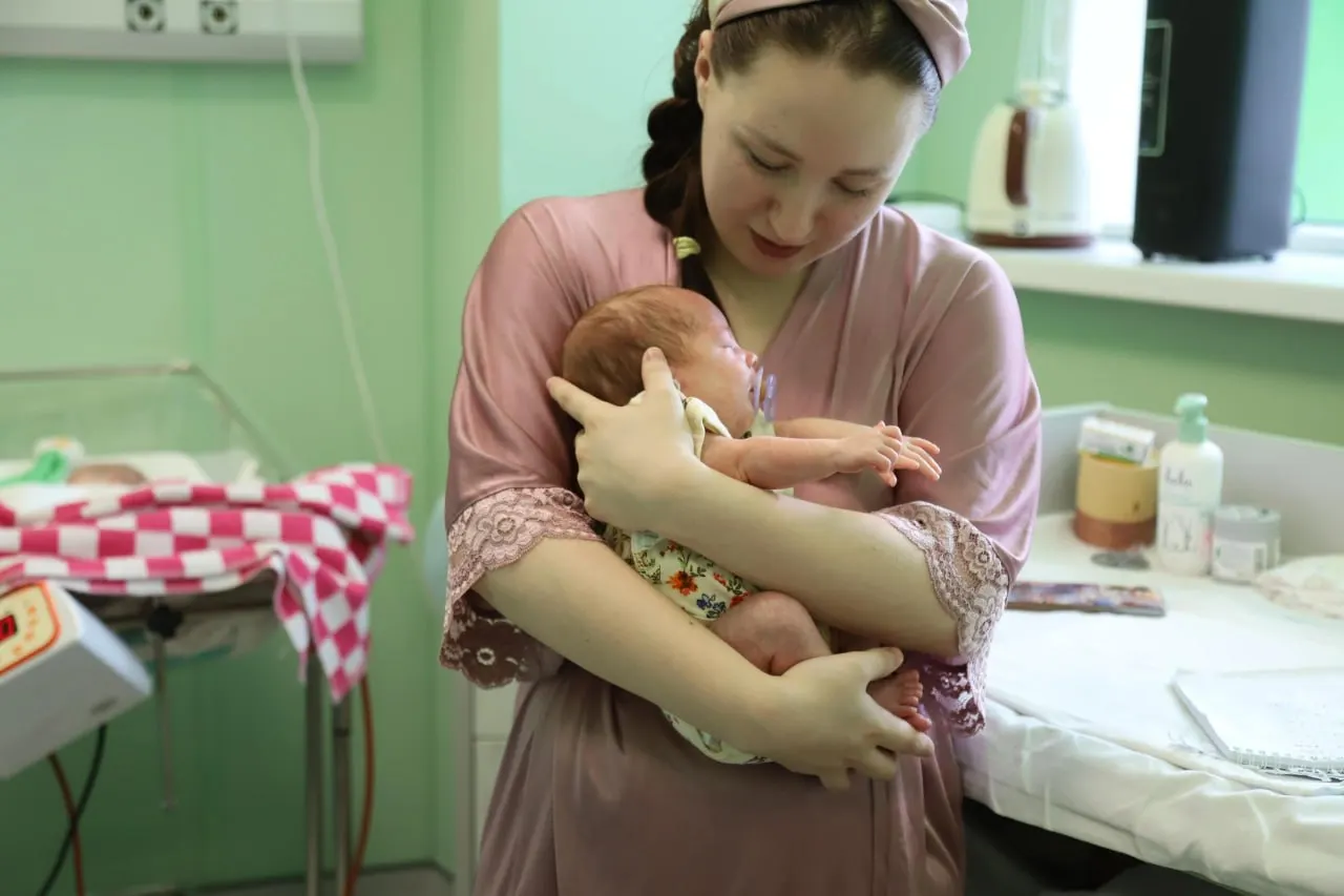 Мария родила трёх детей редкого типа: каждый эмбрион имел свою плаценту и амниотическую полость. Малышей назвали Слава, Лилия и Амелия — их выпишут, когда каждый будет весить более двух килограммов.