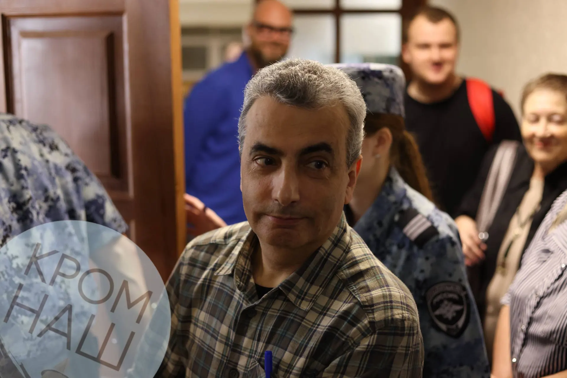 В Псковском городском суде продолжается рассмотрение уголовного дела Льва Шлосберга. На заседании не было трёх конвоев, судебный пристав оценил вместимость зала примерно в десять человек. Политик оспаривает причисление к иноагентам.