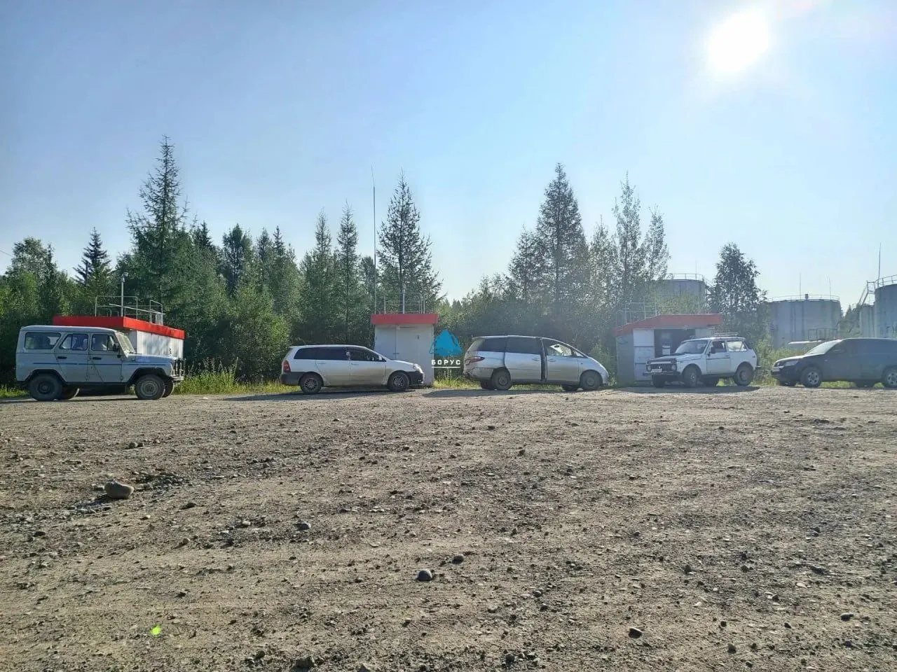 В ряде заправок Эвенкии ввели жёсткие лимиты на отпуск топлива. На одной из АЗС сейчас продают не более 15 литров в бак три раза в неделю, из‑за чего образовались очереди.