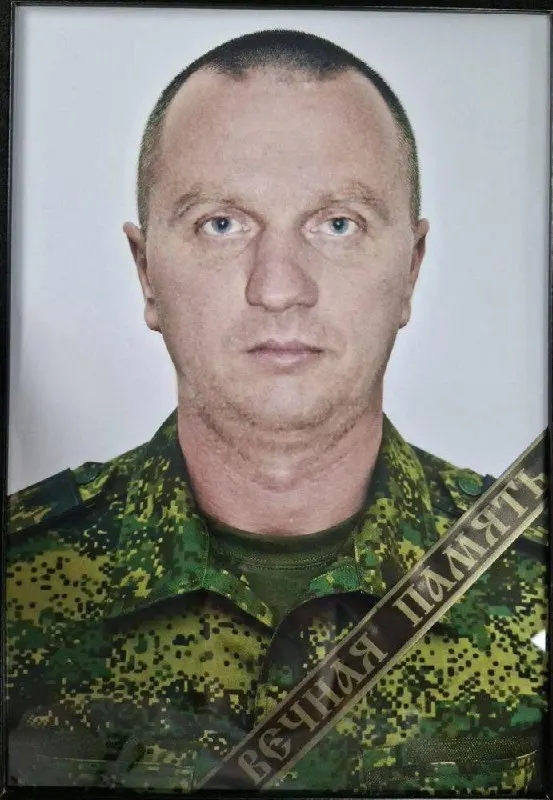 В Петровском районе провели церемонию прощания с 50-летним Александром Дугиным, погибшим 12 апреля. Он служил старшим вычислителем взвода управления миномётной батареи мотострелкового батальона.
