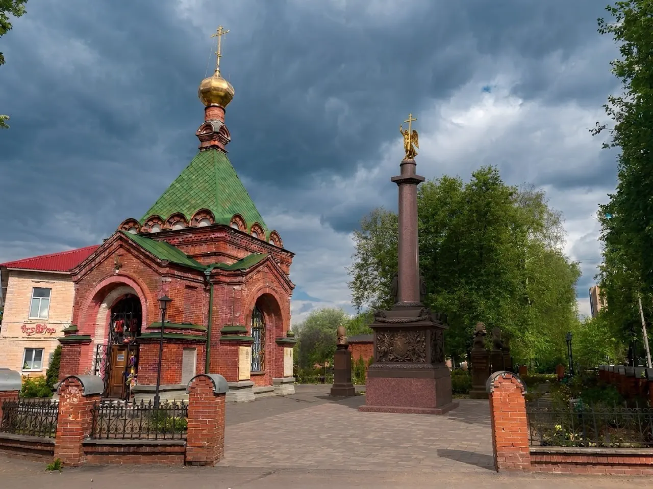 У планируемого мемориала у Александровской церкви будет высокая колонна с ангелом и крестом; на барельефах поместят героев разных эпох, включая участников «СВО».