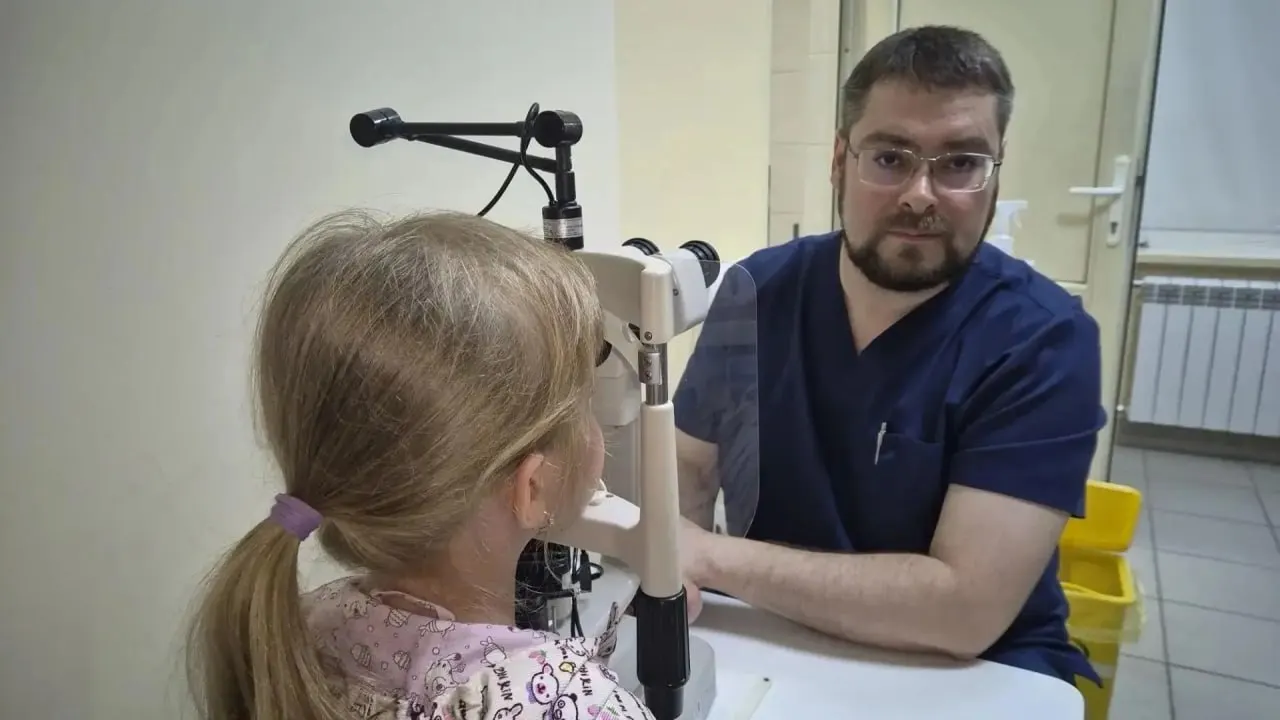Ребёнка привезли в офтальмологию после отдыха на даче: между ресницами появилось болезненное уплотнение с кровоточивостью. Врачи обнаружили клеща и удалили его; медики предупреждают не пытаться удалять паразита самостоятельно.