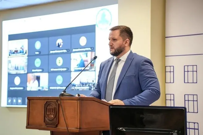 Сергея Анищенкова вновь предлагают на должность первого заместителя министра образования Ростовской области — его кандидатуру поддерживает новая глава ведомства. Документы уже поданы, решение ожидают в ближайшие 7–10 дней.