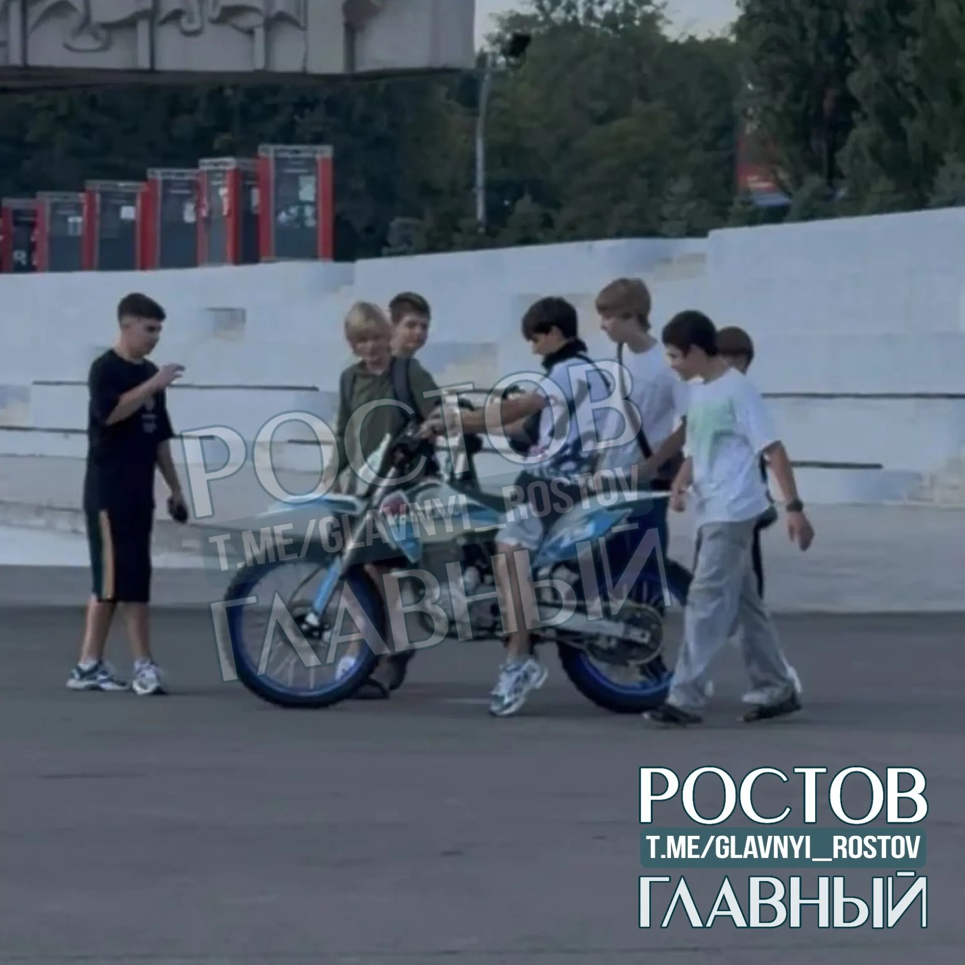 Местные жалуются, что молодёжь устраивает заезды у стелы «Освободителям Ростова», мешая скорбящим и создавая шум по вечерам; при замечаниях подростки реагируют агрессивно.