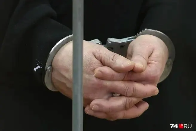 В Сочи мужчина, представлявшийся родственником, снял со счёта пожилой женщины все деньги, пока она спала, и потратил их. Обстоятельства уточняются.