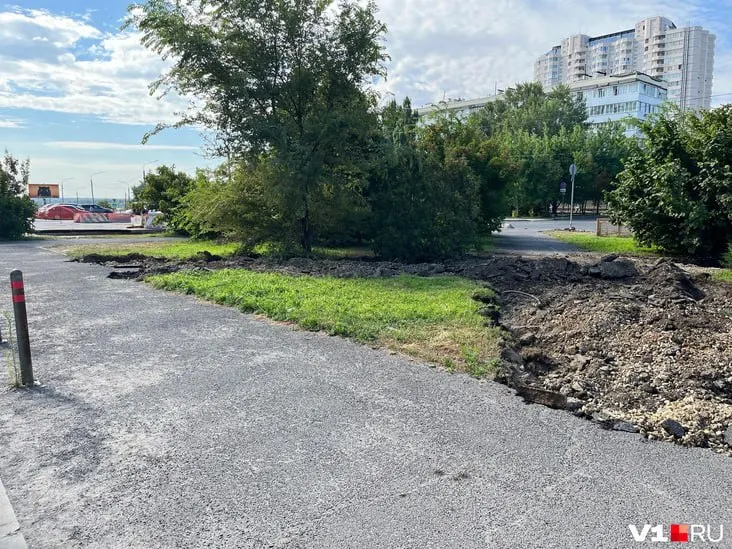 После обустройства платной парковки на склоне Центральной набережной дорожные работы привели к уничтожению дорожек и газона в сквере между 7-й Гвардейской и Арбитражным судом. В администрацию направлен запрос о причинах вмешательства в озеленённую зону.