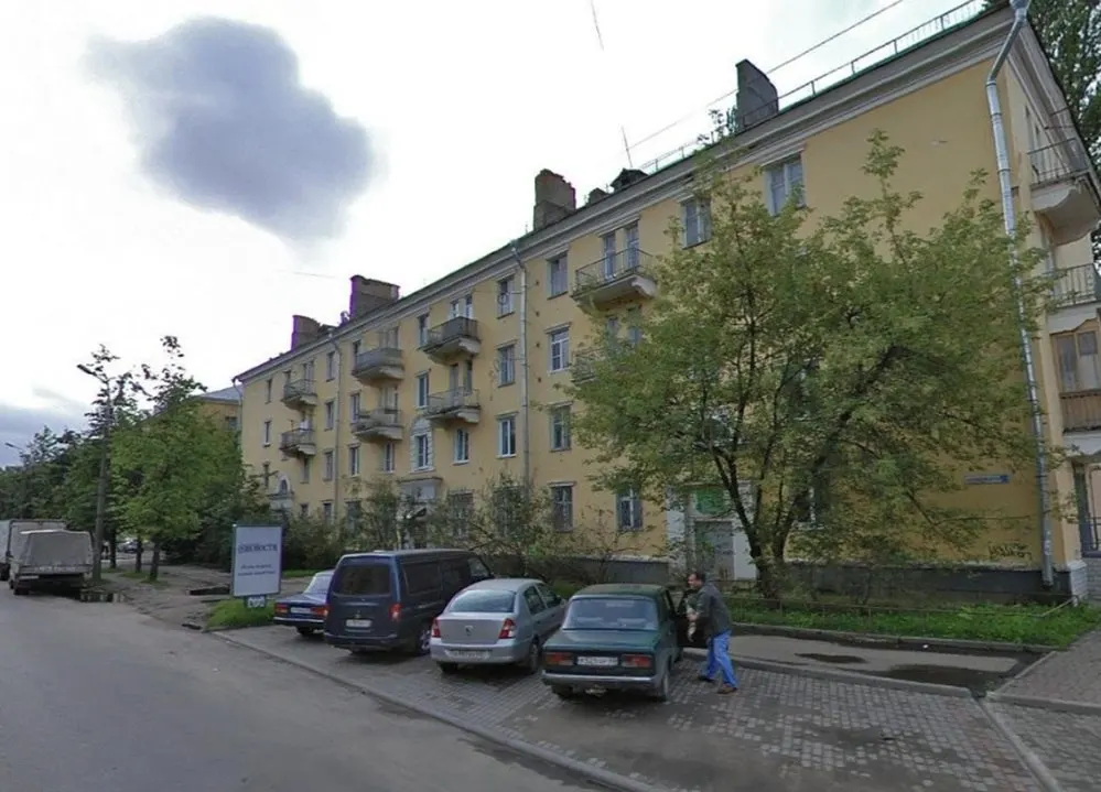 Работы предполагают переустановку сантехники, замену труб и светильников, а также установку кондиционеров.
