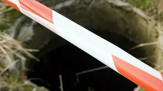 Хозяин дома обнаружил труп при попытке набрать воду. По данным экстренных служб, предварительно причина смерти — утопление, расследование ведёт региональный СКР.