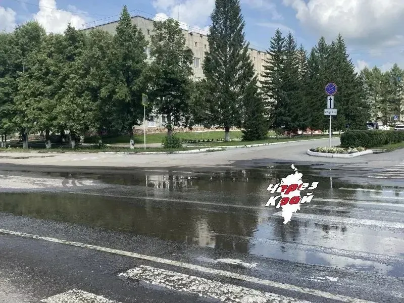 В центре Назарово снова разлилась канализация: зловонные лужи появились у зданий администрации, коммунальные службы проводят откачку, но проблема остаётся.