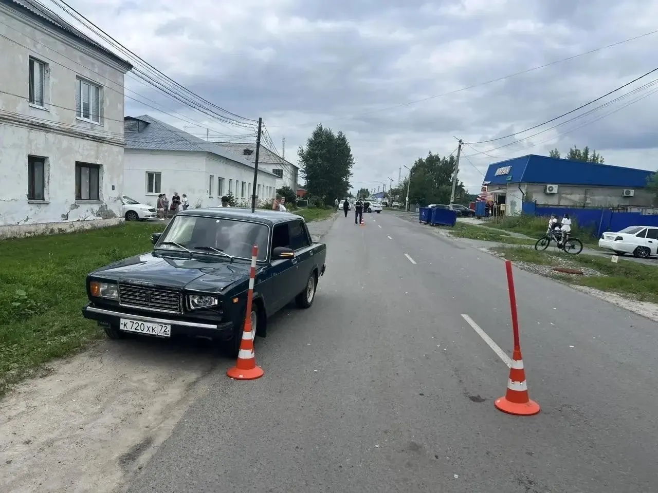 Ребёнок выбежал на дорогу из‑за мусорных баков в месте без пешеходного перехода и был сбит ВАЗ-2107. Водитель, 25-летний местный житель, по данным ГИБДД, был трезв.