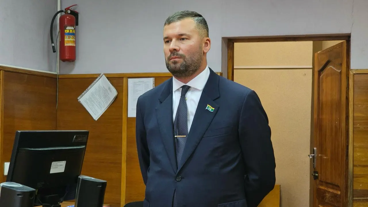 Верх-Исетский районный суд пересмотрел дело и назначил штраф в 2,5 млн рублей депутату Виталию Чачину. Следствие утверждает, что через подконтрольные компании он участвовал в картеле при госконтрактах на сумму более 140 млн рублей; защита настаивала на отсутствии ущерба.
