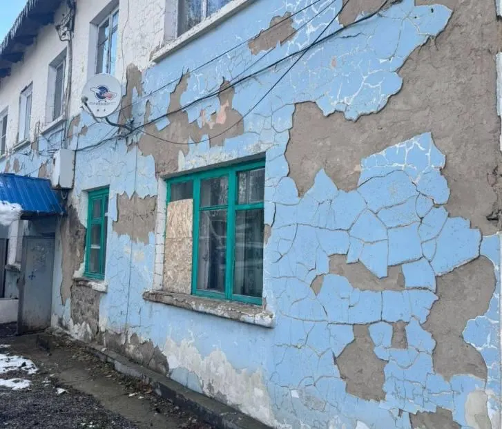 Правительство Кузбасса распределило более 1,2 млрд руб. на переселение жителей из аварийных домов, но Промышленновский муниципальный округ не вошёл в список получателей. В округе остаются аварийные здания; ранее по факту нарушений при подготовке документов по одному из домов возбуждено уголовное дело.