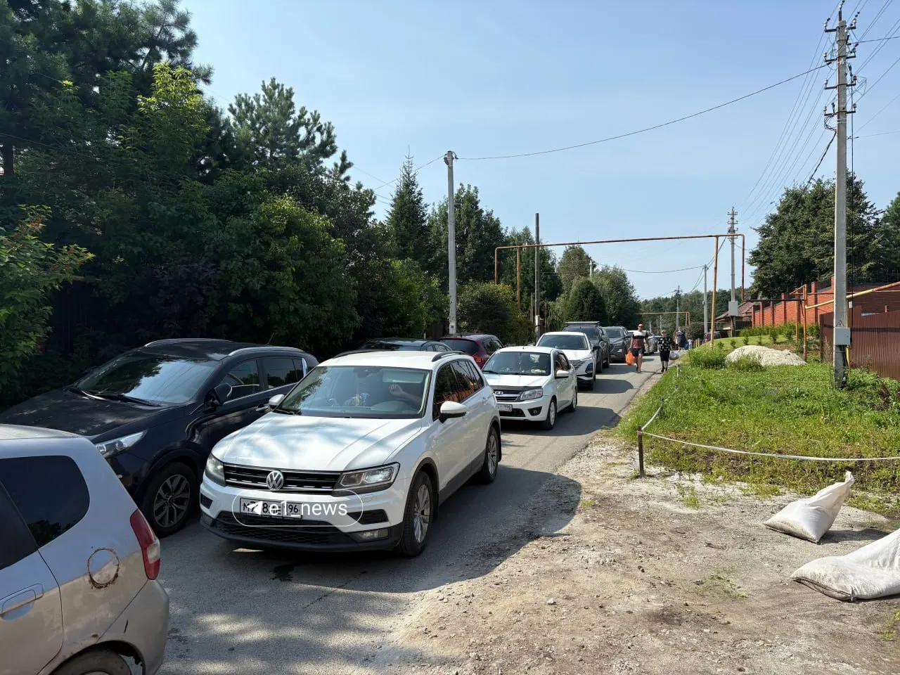 Автомобили выстроились в длинную очередь к пляжу «Огонь Пляж» в посёлке Санаторный. Тем, кто собирается туда ехать, стоит учесть задержки — присылайте фото и видео в комментариях.