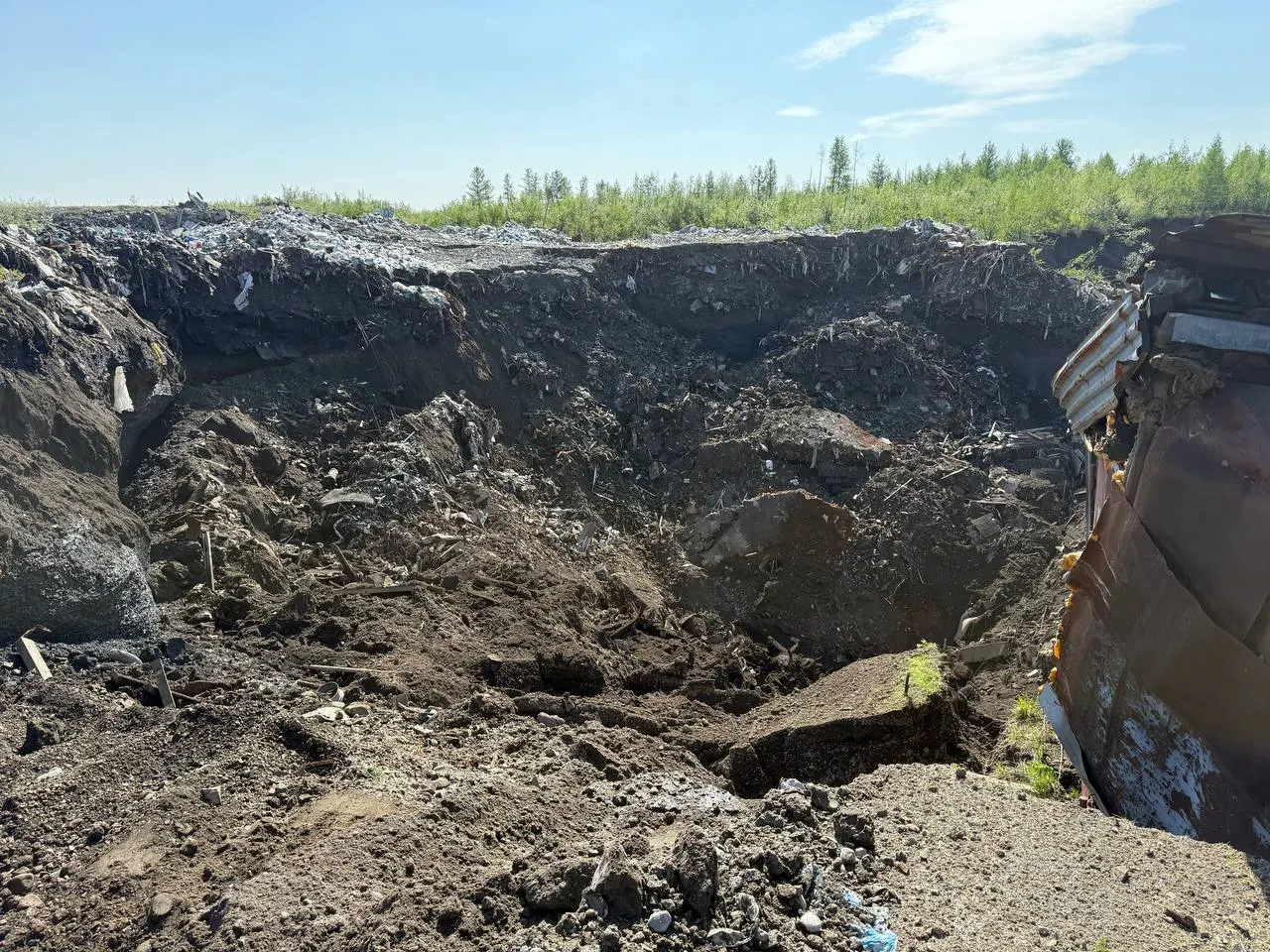 После образования крупного провала рядом с рудником «Маяк» общественные активисты обвиняют городские власти в умалчивании реальных причин трагедии. Исследования администрации указывают на сочетание природных и техногенных факторов.