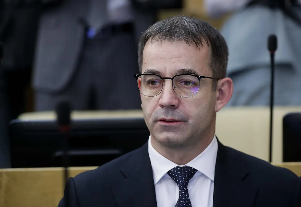 Депутат Госдумы Дмитрий Певцов заявил, что уехавшие после 2022 года артисты вправе вернуться и работать в России только если их действия не подпадают под УК и они публично извинятся; он также предложил ограничить заработок в стране для тех, кого считает непатриотами.