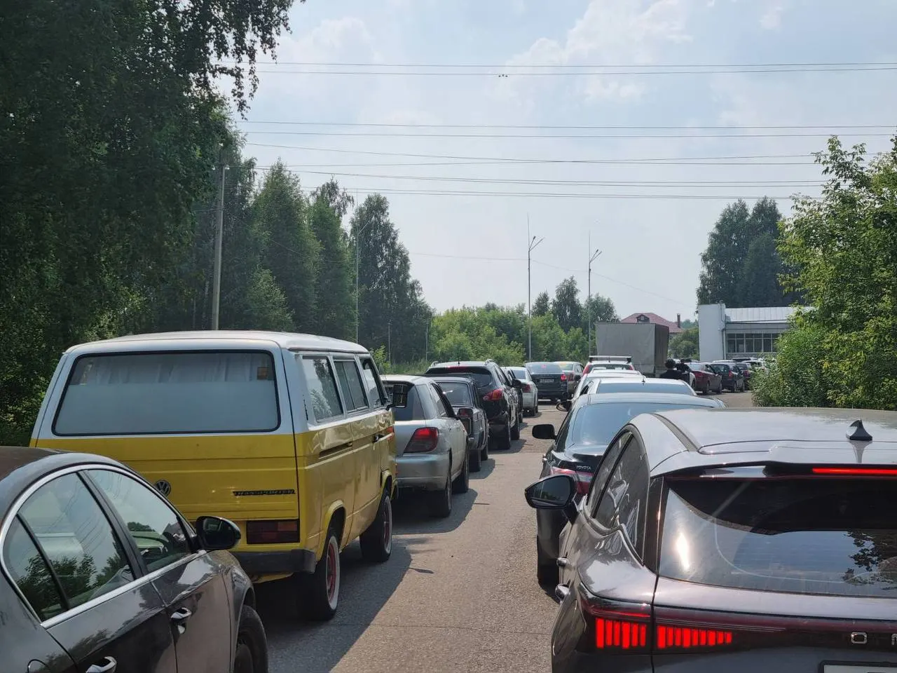 Глава города отметил, что панические покупки и временное закрытие ряда автозаправок привели к уменьшению очередей; сбои в расписании маршруток были кратковременными и связаны с пробками у АЗС.
