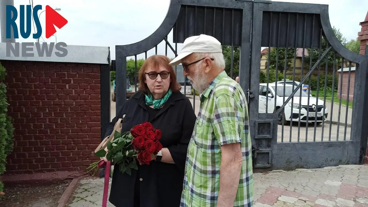 С защитной ленты, ограждавшей недавно установленный памятник Алексею Навальному, сняли ленту — первые посетители возложили цветы и оставили записки. На кладбище приезжала мать политика. Эскиз мемориала был выбран в декабре 2024 года. Навальный погиб 16 февраля 2024 года; по данным ряда стран причиной смерти стало отравление эпибатидином, российские власти отвергают свою причастность.