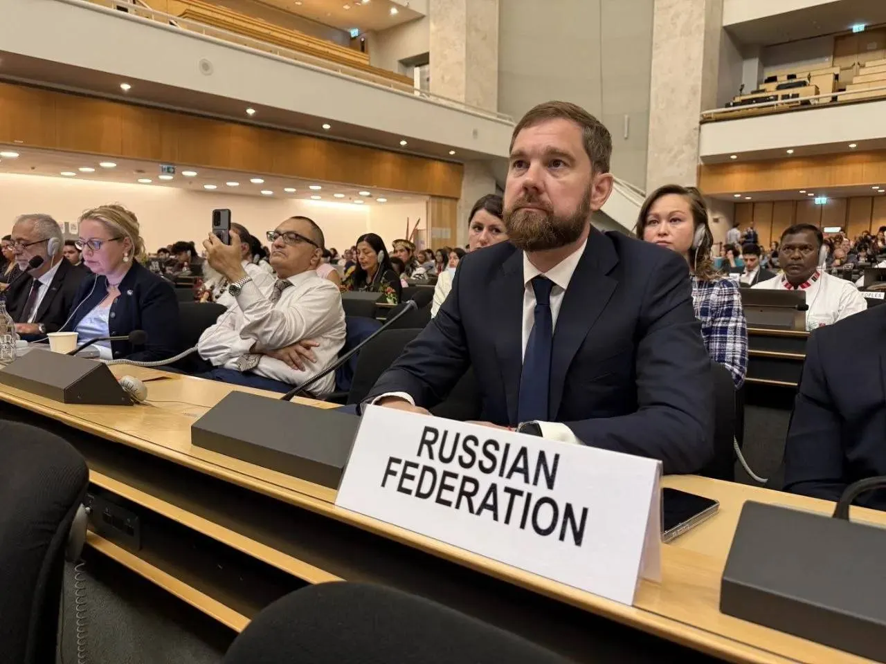 Игорь Баринов на сессии ООН по правам коренных народов выступил за деполитизацию вопросов защиты коренных народов и выразил недовольство в адрес оценок в отношении России; независимые расследования указывают на связи некоторых сотрудников агентства с силовыми структурами.