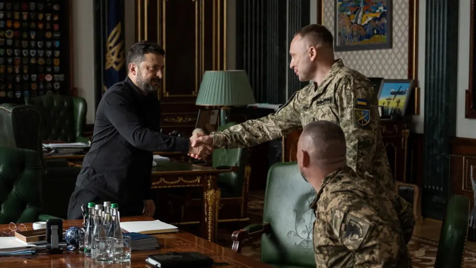 Михаил Драпатый заявил о задаче президента усилить наступательные действия во всех доменах, планировать операции в тылу противника и развивать войска и технологии. Он назначил Игоря Скибюка начальником Генштаба. Перестановки произошли на фоне отставок и протестов.