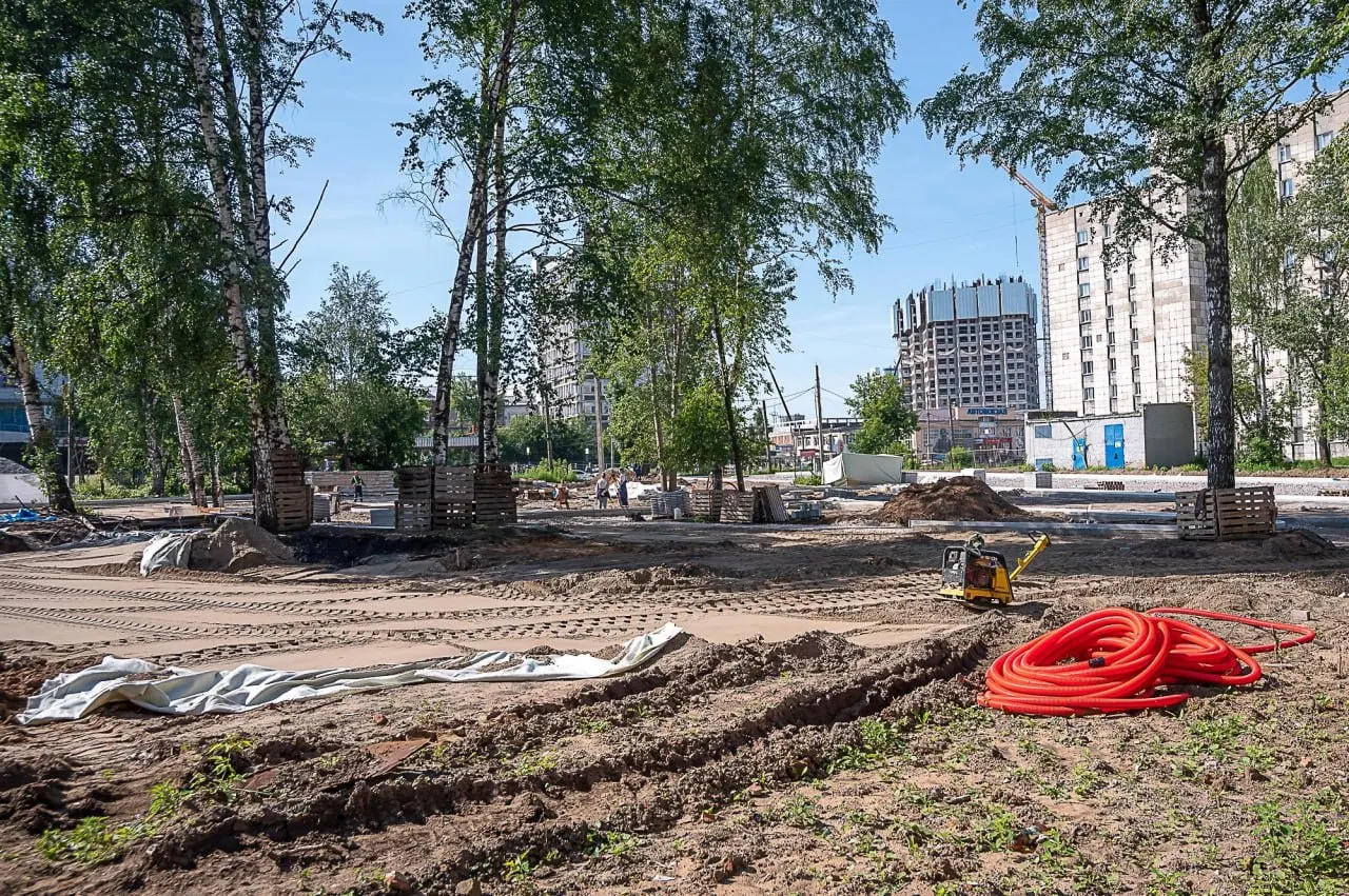 Рабочие бетонируют чашу фонтана, укладывают плитку, устанавливают перголы и готовят коммуникации. Благоустройство планируют завершить к 18 ноября 2026 года.