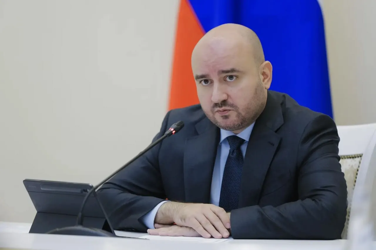 Губернатор распорядился создать стационарные пункты, где жители смогут укрыться от сильной жары и бесплатно получить питьевую воду; реализацией и контролем займётся региональный Минздрав.