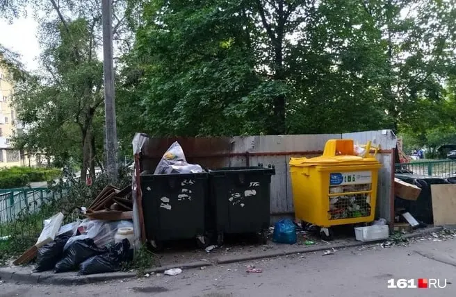 В нескольких районах Ростова вывоз мусора нарушен: баки переполнены, улицы завалены отходами. Местные власти объясняют срыв графиков перебоями с топливом, региональный оператор ситуацию пока не прокомментировал.