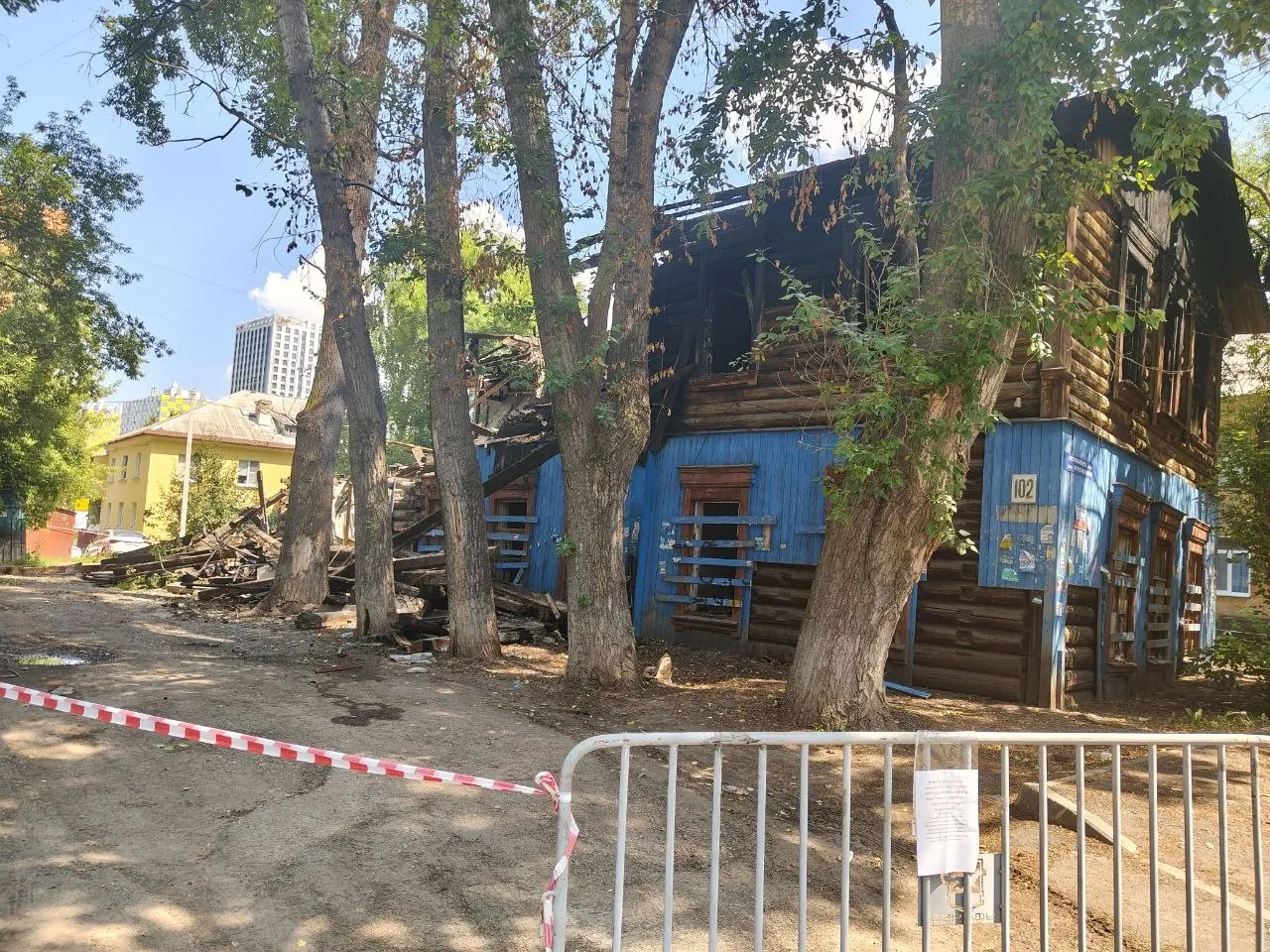 В Уфе приступили к демонтажу барака 1900 года постройки на улице Петропавловской. Здание было расселено год назад; на одной из фотографий видны следы недавнего пожара.