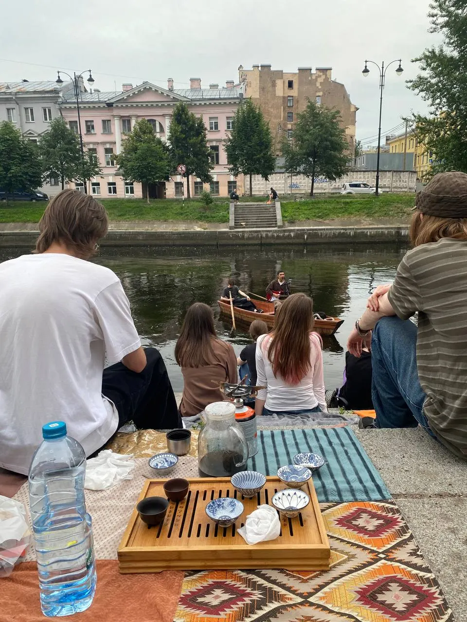 28 июня на Пряжке в Коломне прошёл концерт на деревянной лодке: выступали несколько групп, один из музыкантов был задержан; ранее артисты уже сталкивались с задержаниями и штрафами.