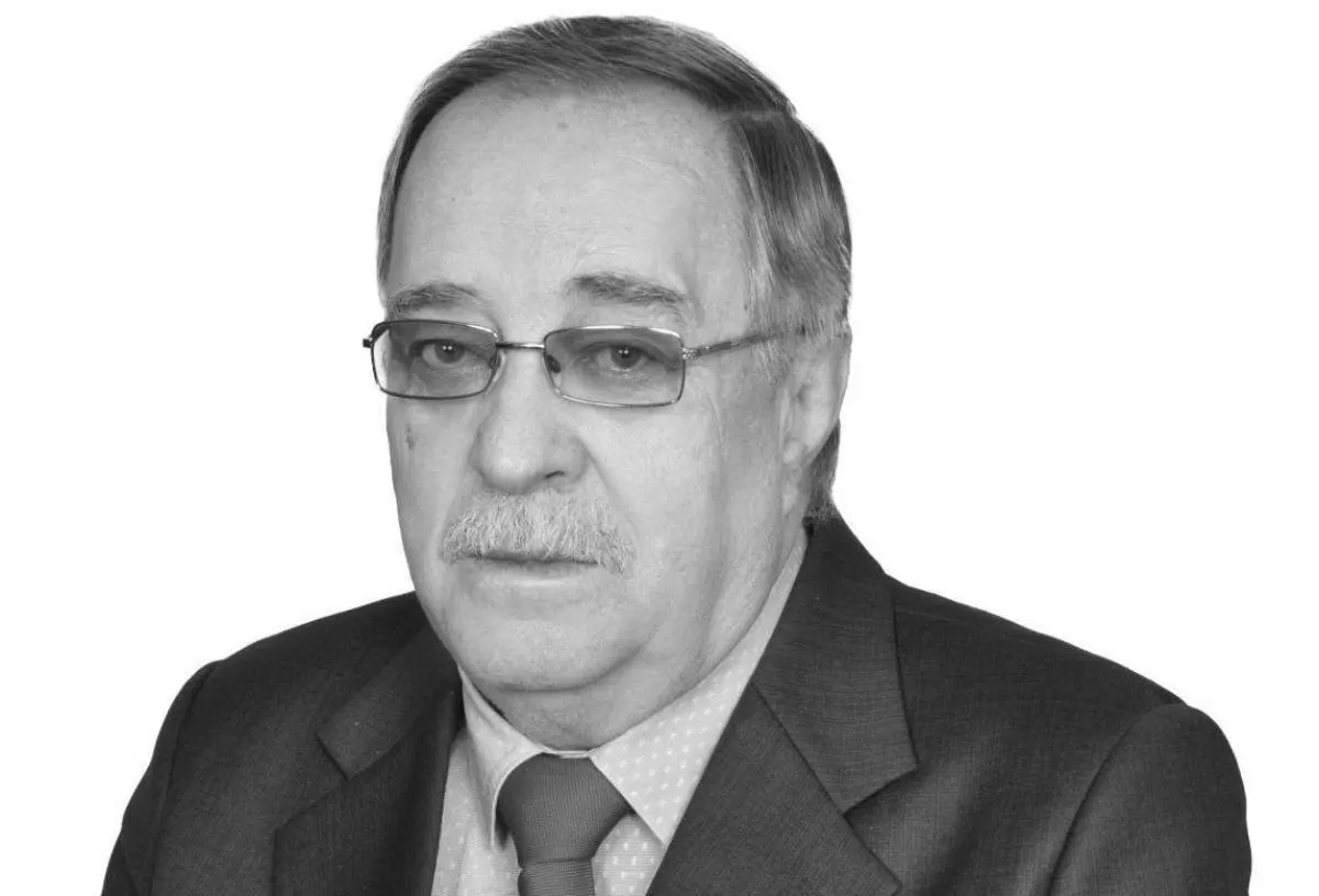 Суд обязал ресурсоснабжающую организацию компенсировать моральный вред и похоронные расходы родственникам 78‑летнего учёного, который провалился в яму с кипятком и позже скончался.