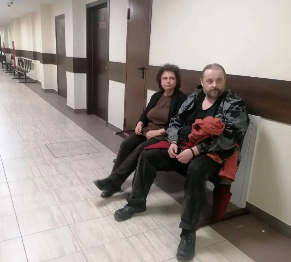 Пятерых участников акции в здании Правительства Москвы привлекли к административной ответственности: нескольким назначены аресты, всем выписаны штрафы за участие в несанкционированном собрании.