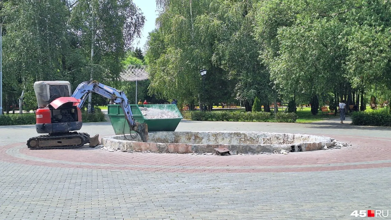 Фонтан середины XX века в городском саду ремонтируют: снимают облицовку и плитку. Работы заказаны через Госзакупки примерно за миллион рублей.
