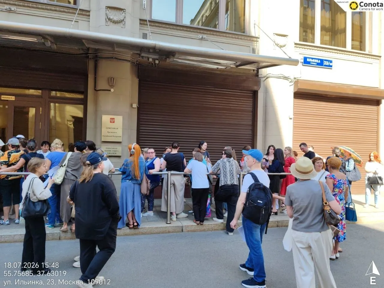 Около двухсот активистов пришли в приемную президента с совместным обращением в защиту особо охраняемых природных территорий и бездомных животных.