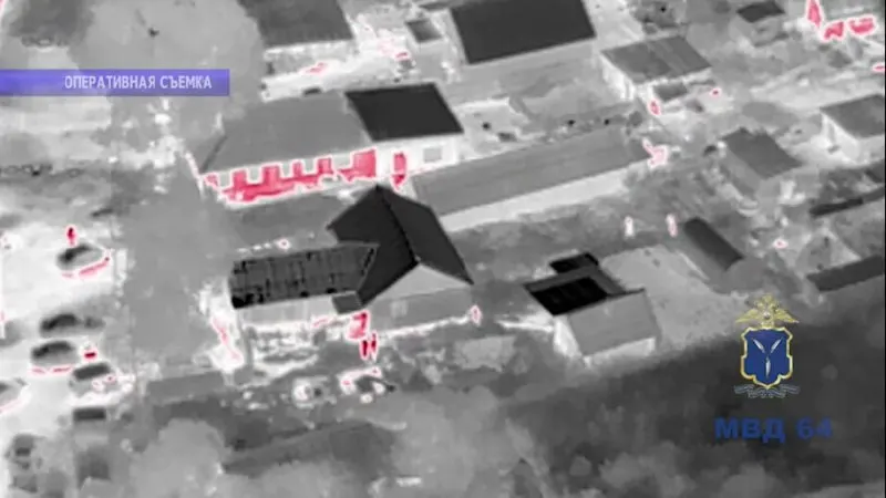 Полиция задержала 41‑летнего жителя Саратовской области, который, по данным ведомства, несколько дней скрывался в Калининске после инцидента; при задержании у него изъяли охотничье ружье.