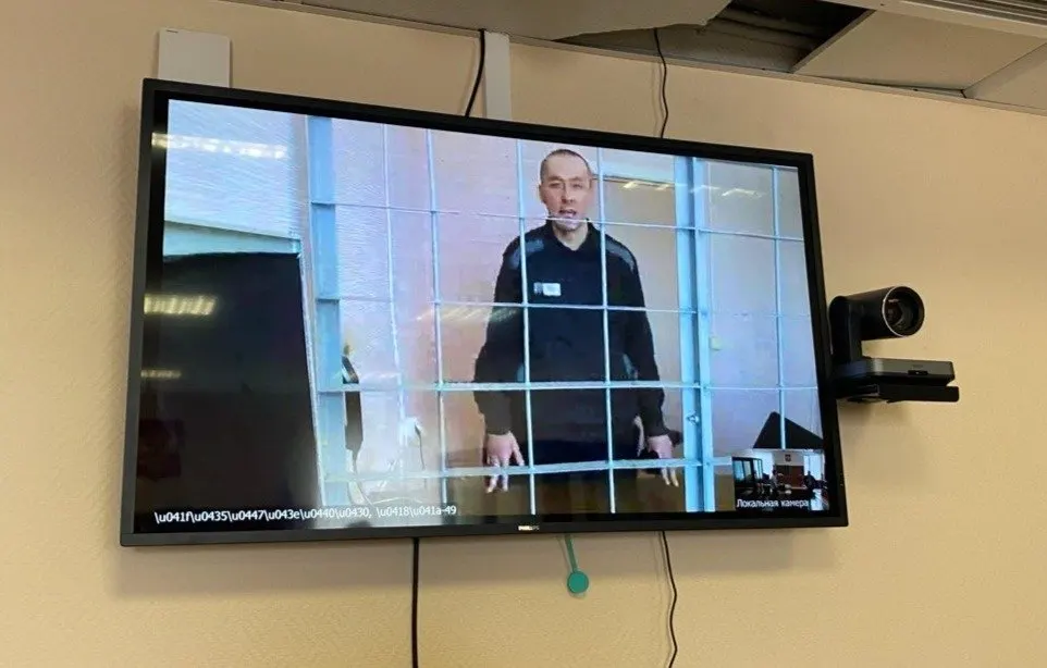 Бывший полковник МВД уже более трёх лет добивается заключения контракта с Минобороны и отправки в зону СВО; суд отложил слушание из‑за отсутствия возражения ведомства.