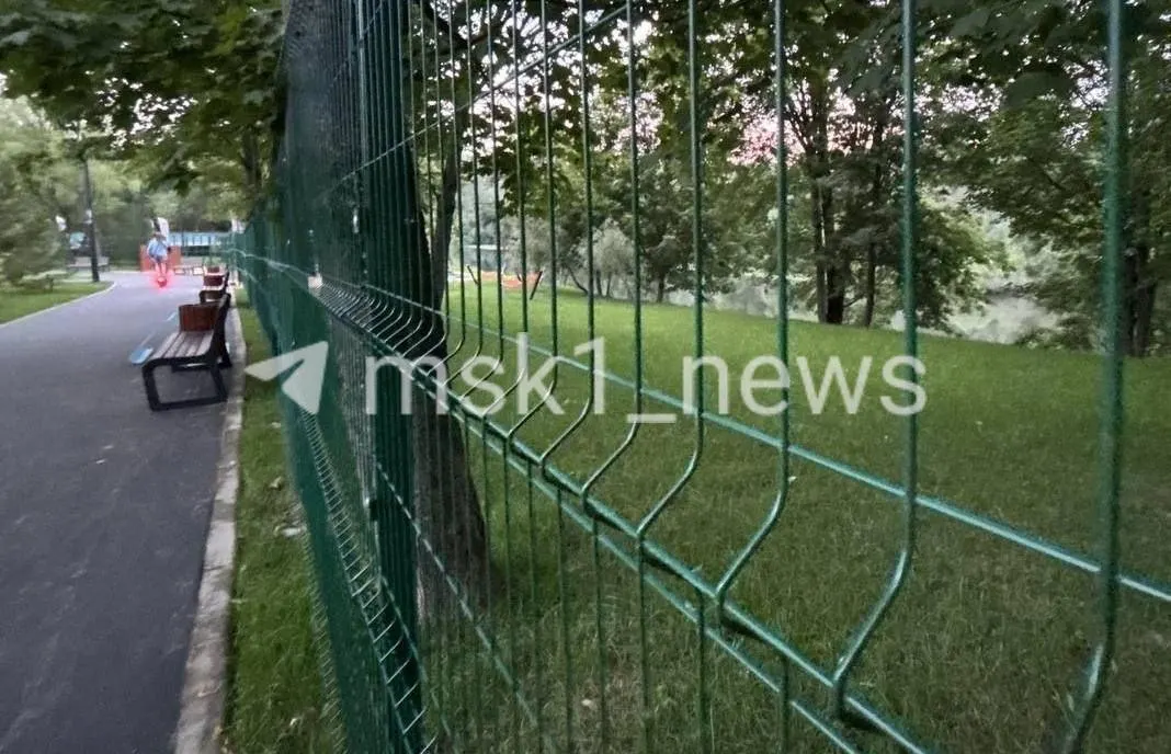 В Троицке при благоустройстве парка «Заречье» установили ограждения, которые закрывают проход к воде и бесплатные беседки. Власти заявляют, что заборы временные и в парке появятся платные бассейны; жители выражают недовольство.