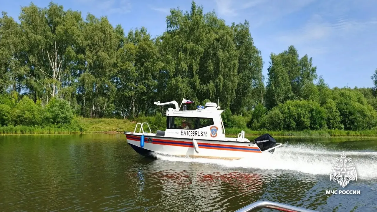 Вечерняя прогулка на озере Неро 17 июля едва не закончилась трагедией: в 800 метрах от берега перевернулось маломерное судно, четверо мужчин удерживались за носовую часть до прибытия спасателей.