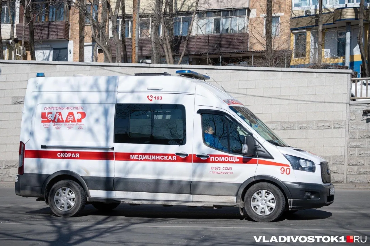 Во время отдыха неподалёку от Находки двое жителей Приморья, находясь в состоянии алкогольного опьянения, прыгнули в воду вниз головой, ударились о дно и получили «травмы ныряльщика» — переломы шейных позвонков. Пострадавших госпитализировали с нарушением чувствительности и подвижности рук.