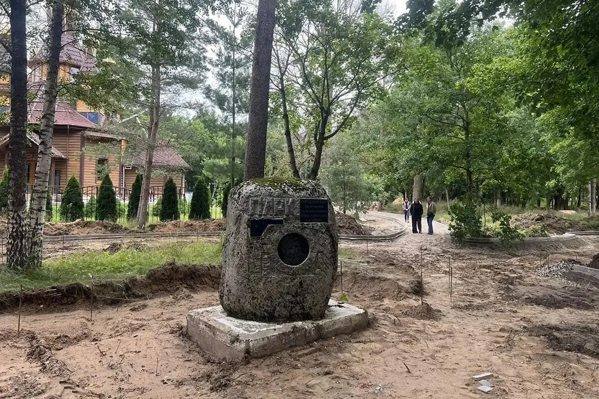 В Черняховске реконструируют центральную площадь и сквер, в Славске благоустраивают парк имени Гагарина, а в Светлогорске создают прибрежный «Отиум‑парк». Работы также идут в ряде других населённых пунктов региона.