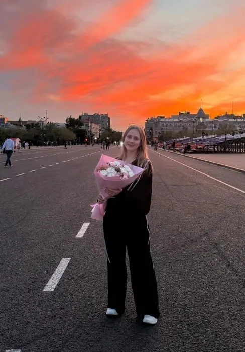 Александра Липатова из школы №48 получила максимальный балл по русскому языку. Она готовилась с 10-го класса, планирует учиться в ЗабГУ с возможным переводом и советует сохранять баланс между учёбой и отдыхом.
