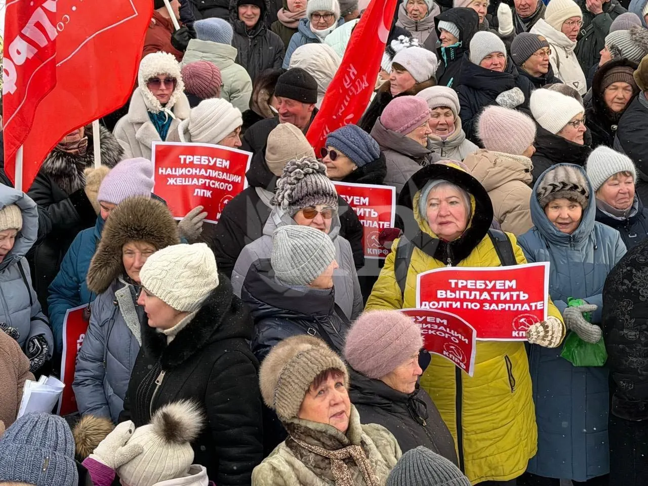 Усть-Вымский районный суд обязал компанию «ФК Жешарт» выплатить зарплаты, задолженности и компенсации морального вреда участникам коллективных исков. Суд признал массовые задержки выплат в начале 2026 года.