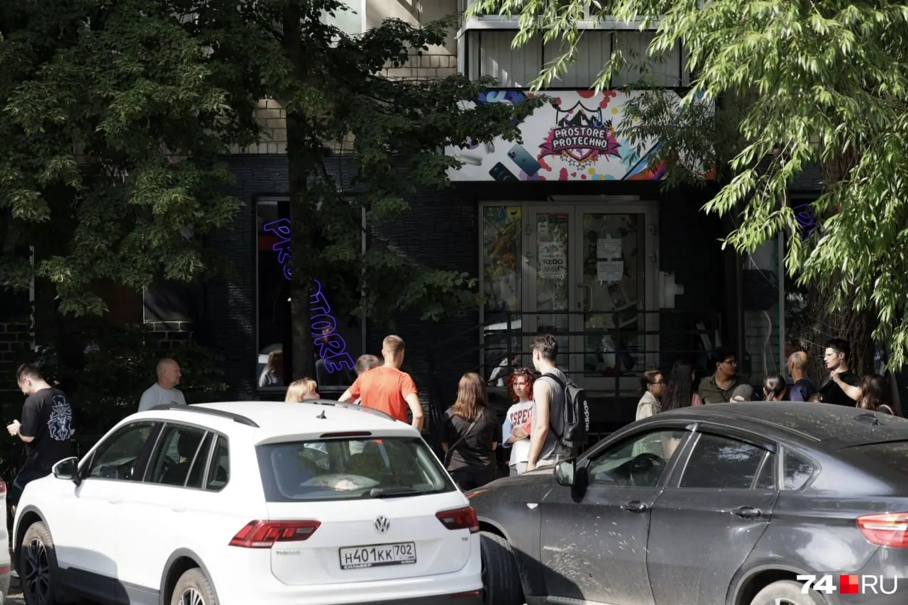 Двое сотрудников торговой точки в Челябинске помещены в СИЗО по обвинению в мошенничестве: полиции известны свыше 1 000 пострадавших и ущерб около 86 млн рублей.