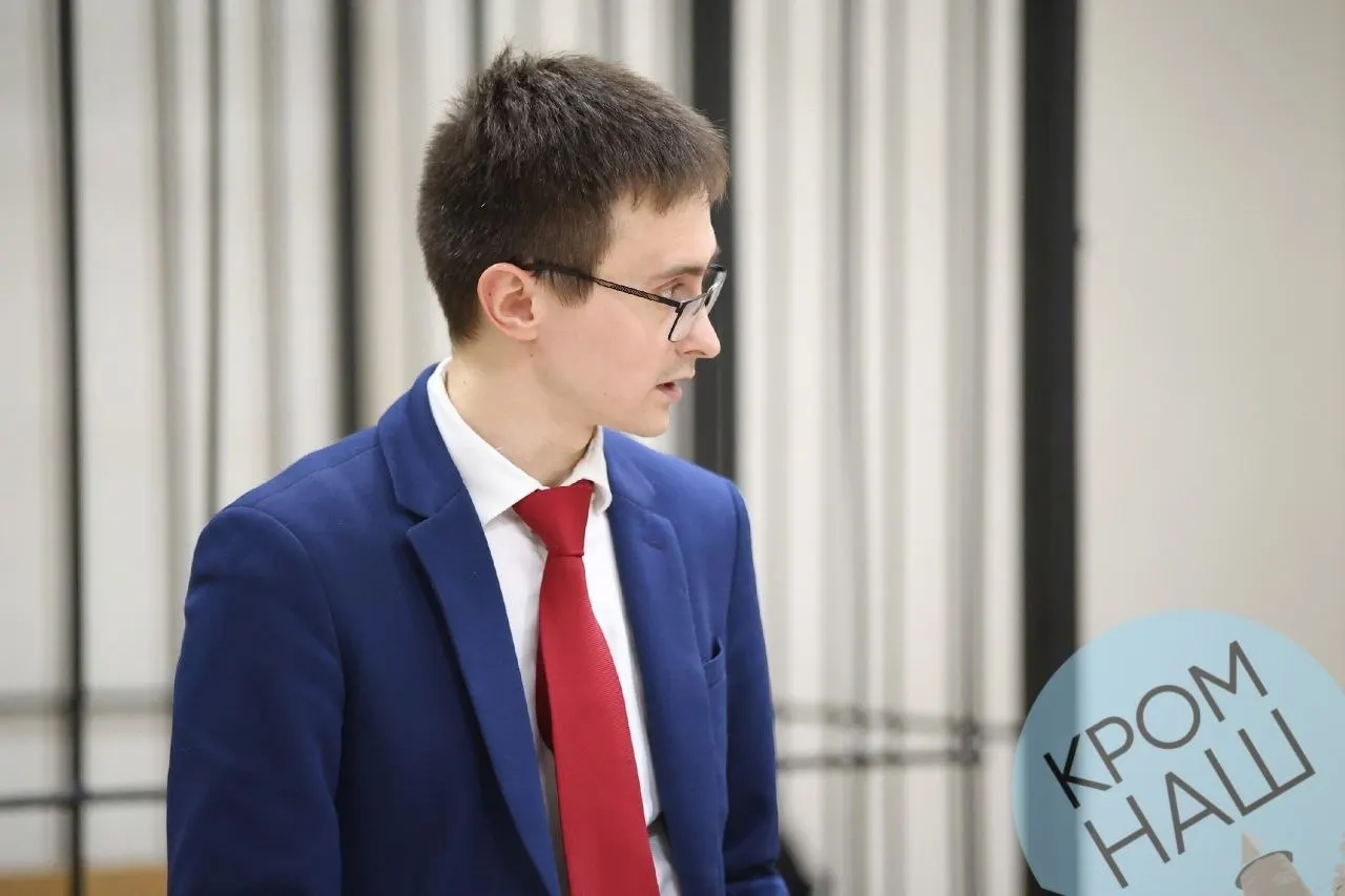 Адвоката Виталия Исакова попытались допросить в суде как свидетеля, хотя он защищает Льва Шлосберга в других делах. Исаков заявил о невозможности дачи показаний по закону; судья потребовала от него письменного отказа и поручила вывести его из зала.