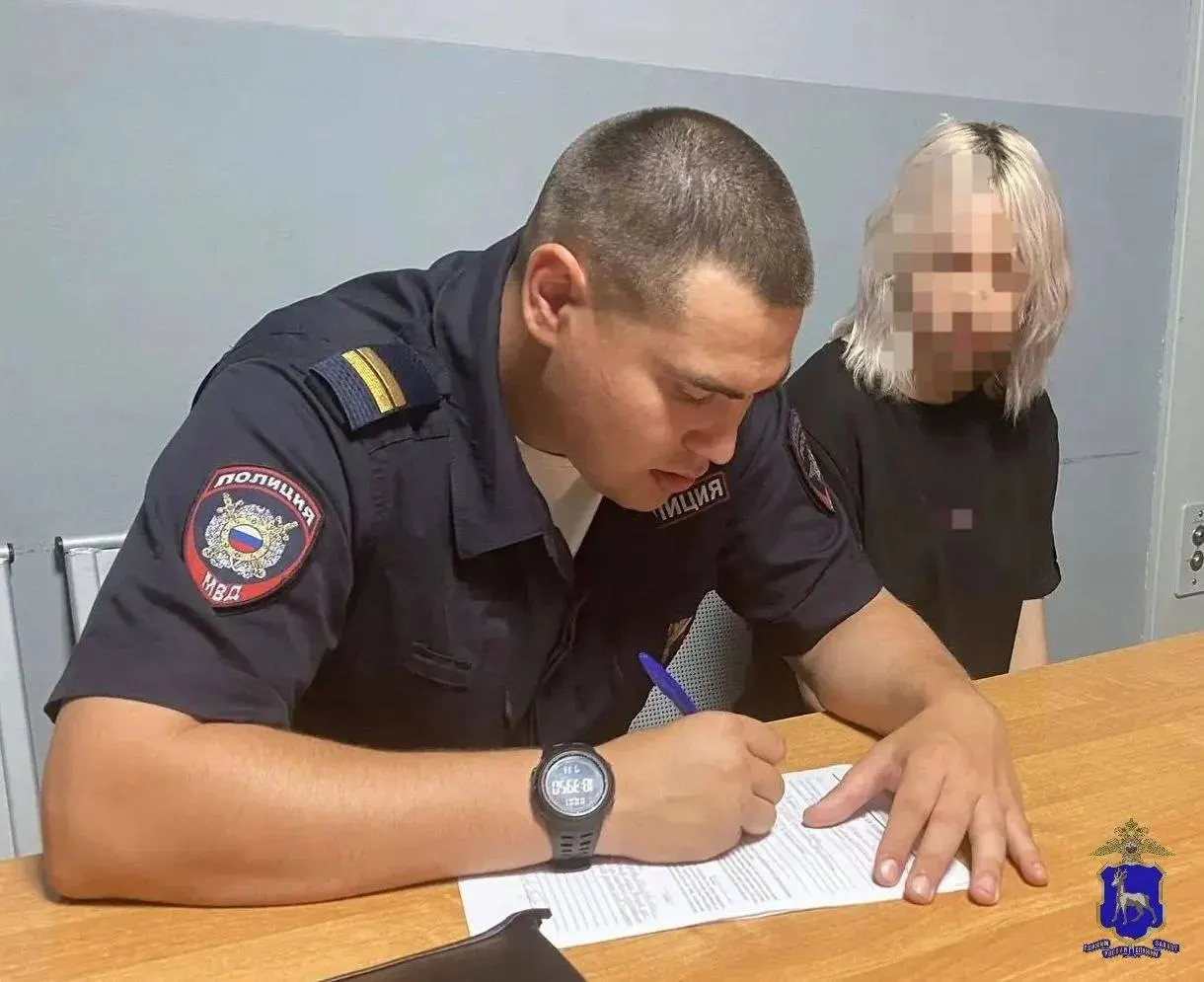 Девушку наказали за исполнение детских песен с заменой слов на нецензурные выражения; в суде она признала вину и выразила раскаяние.
